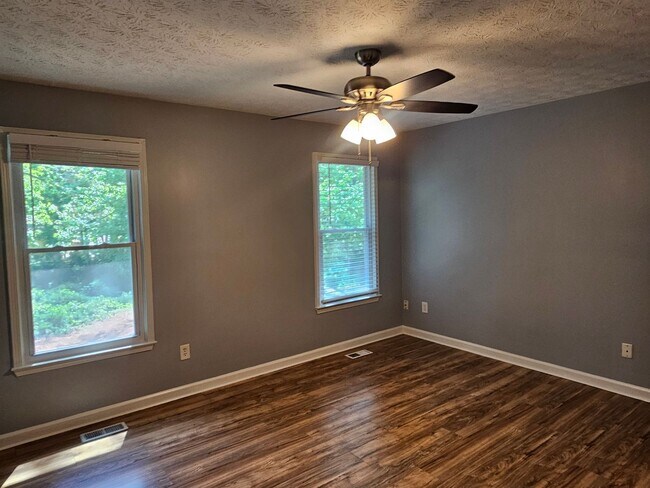 Building Photo - 3 bedroom 2 bath home with basement