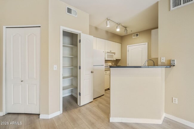 Building Photo - 1701 E Colter St