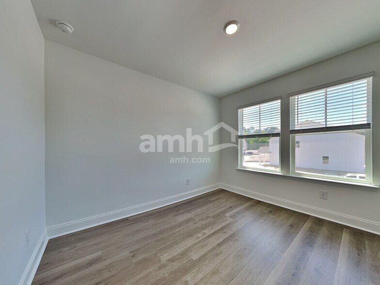 Building Photo - 102 Bellows Bnd