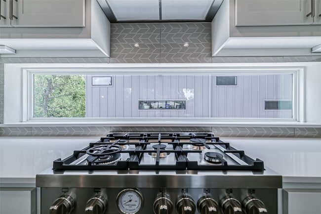 Building Photo - 6028 Lewis St