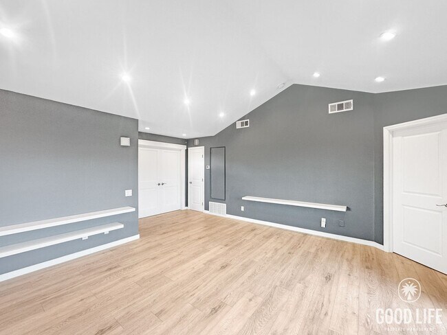 Building Photo - Spacious 2 BD- 2 BA Condo w/ Large Private Balcony, AC, and In-Unit W/D!