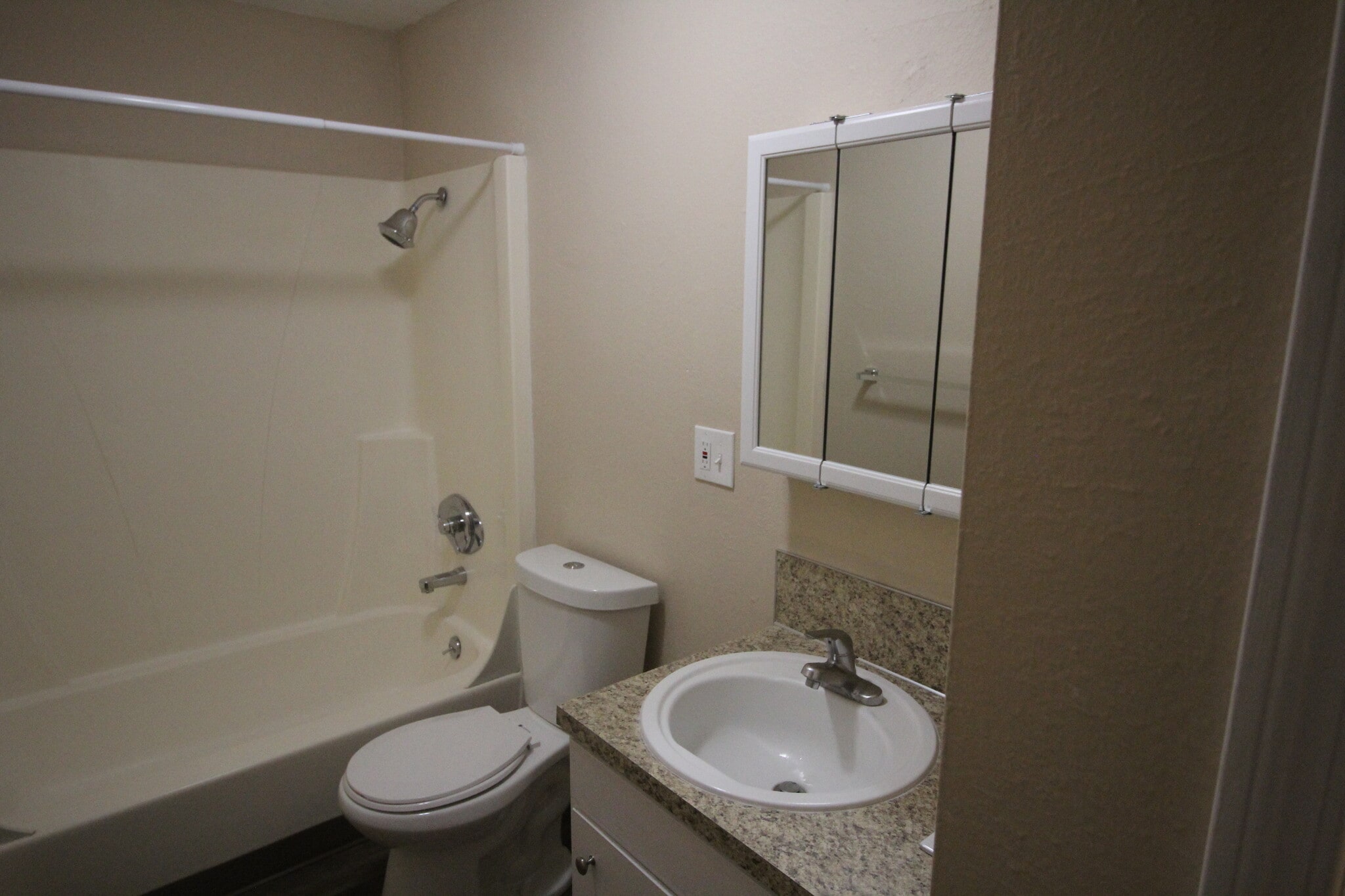 Building Photo - 414 E 9th St