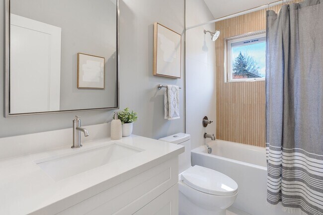 Building Photo - Maple Leaf 2BD/2BA Modern Home With Premiu...