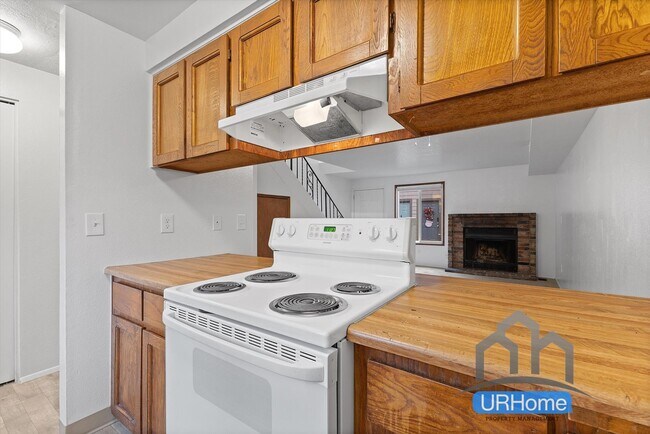 Building Photo - 2 Bed Townhome in SE Portland - $1,695 - Pets Welcome!