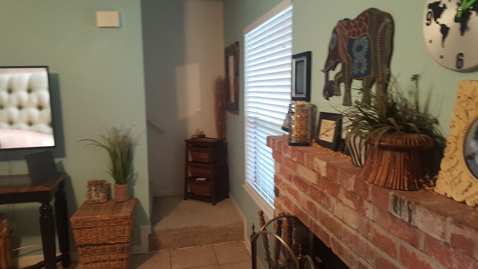 Building Photo - 9117 Newhall Dr