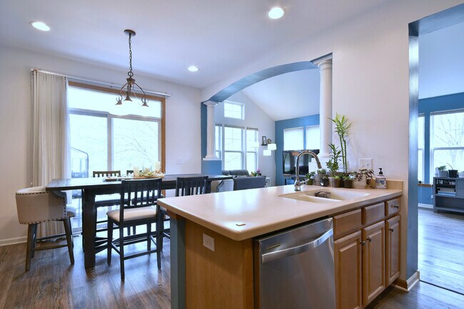 Building Photo - 5600 Cloverdale Rd