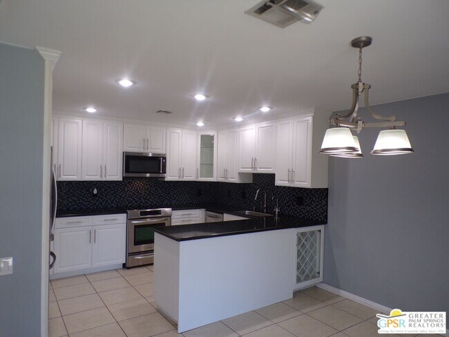 Building Photo - 2559 Whitewater Club Dr