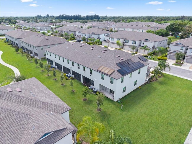 Building Photo - 724 Royal Empress Dr