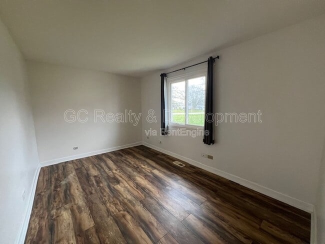 Building Photo - 37 Tonset Ct