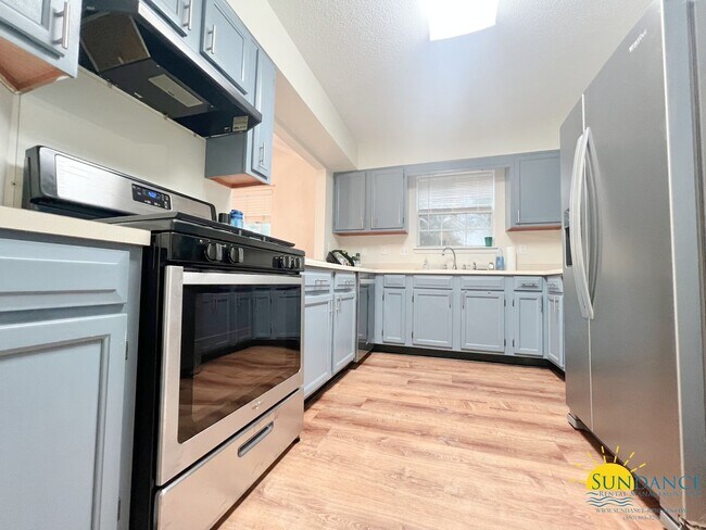 Building Photo - Centrally located and renovated Fort Walto...