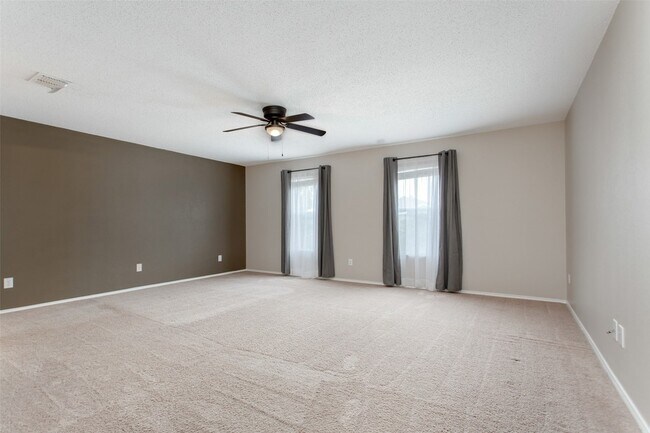Building Photo - 2700 Peach Dr
