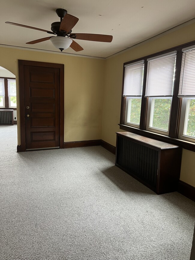 Dining room j - 302 E Burdick Ave