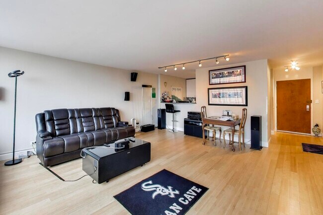 Building Photo - 5455 N Sheridan Rd