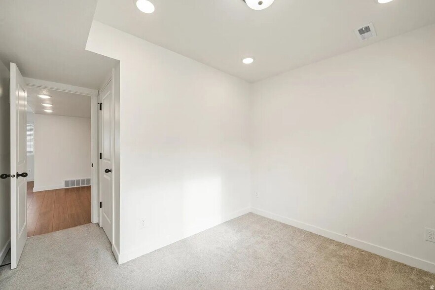 Building Photo - 84 E 200 S
