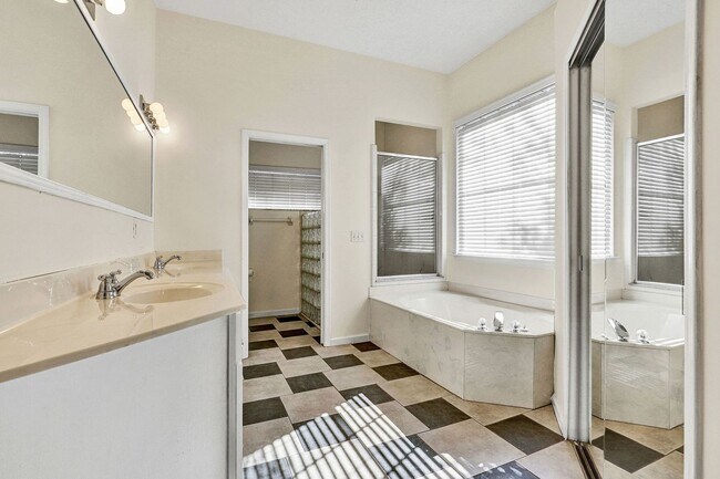 Building Photo - Great 4 bedroom/ 2 bathroom home in Eagle Harbor