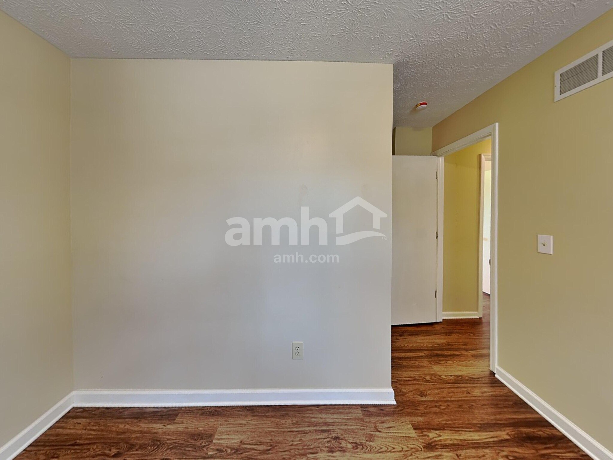 Building Photo - 8612 Oak Creek Dr