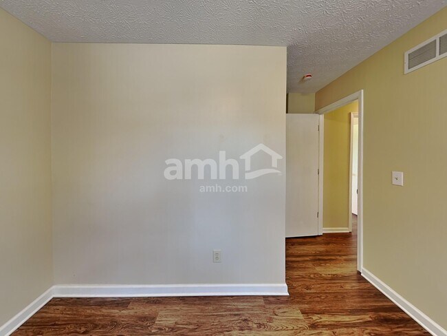 Building Photo - 8612 Oak Creek Dr