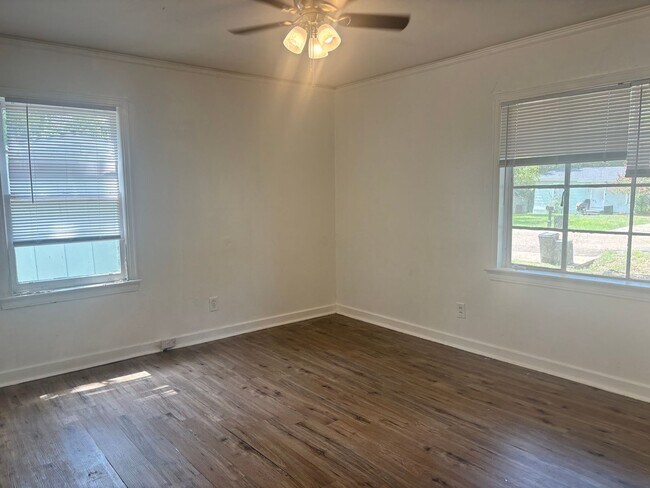Building Photo - 1734 Dixie Dr