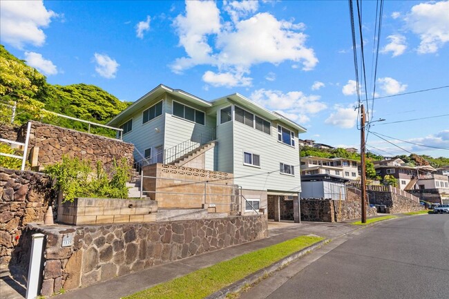 Building Photo - Lovely Moanalua Valley home with spacious ...