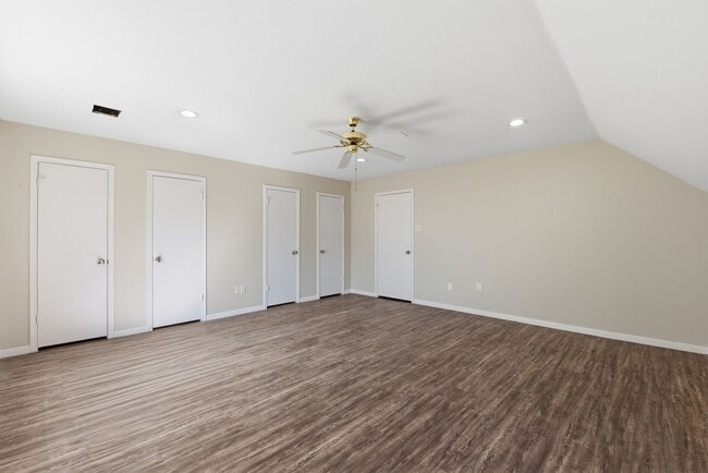 Building Photo - 8515 Leafdale Dr