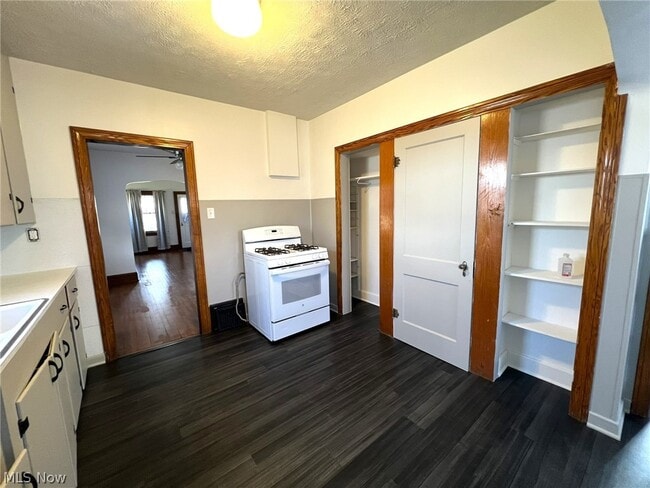 Building Photo - 982 Dan St