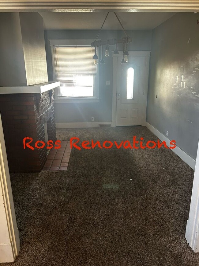 Building Photo - Close to Schools and Shopping