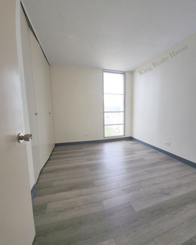 Building Photo - UPGRADED 3 br / 2 ba Only 2 units per flr,...