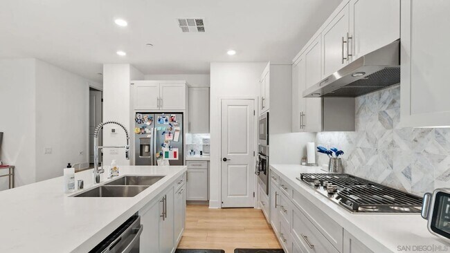 Building Photo - 15681 Rennyson Way