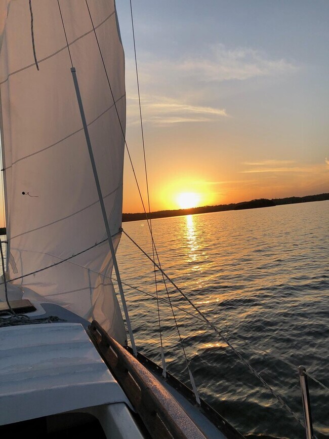 Building Photo - NICE One Level Nashville Area Home Near Lakes and Airport!