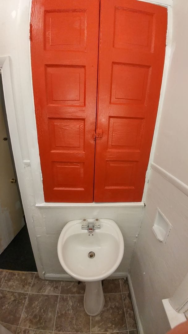 Building Photo - Large 3 bedroom, 2 bathroom freshly renovated house with stainless steel appliances!!