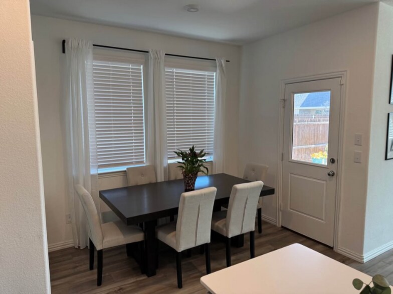 Building Photo - 1219 Smoketree Ln