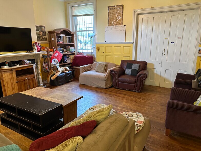 Building Photo - 4047 Spruce St