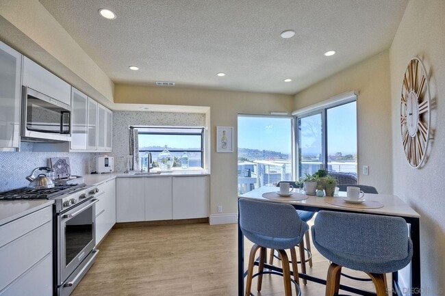 Building Photo - 1043 Freedom Ct