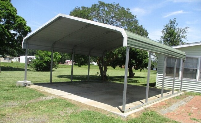 Building Photo - 1040 Hugo Dr
