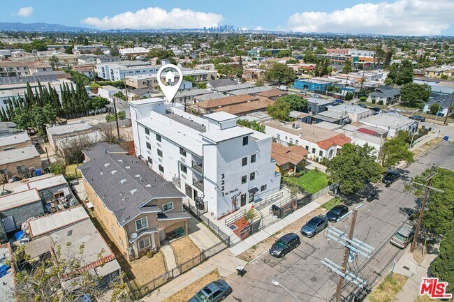 Building Photo - 3221 W 71st St