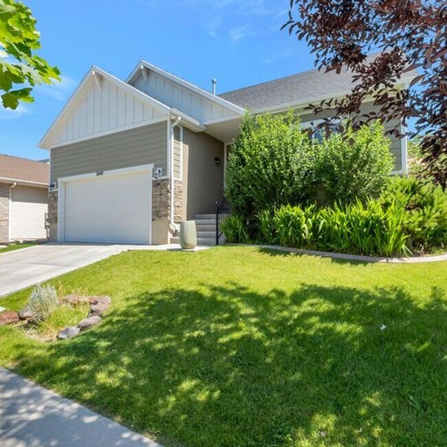 Building Photo - 1848 Woodview Dr W