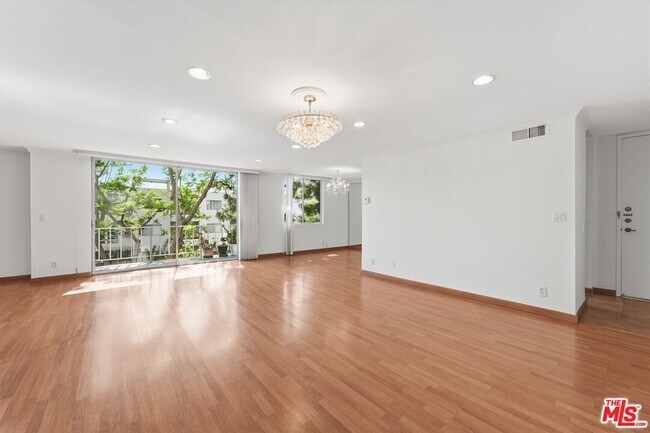 Building Photo - 100 S Doheny Dr