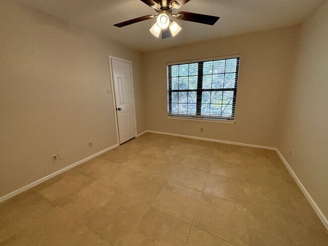 Building Photo - 10955 Wurzbach Rd