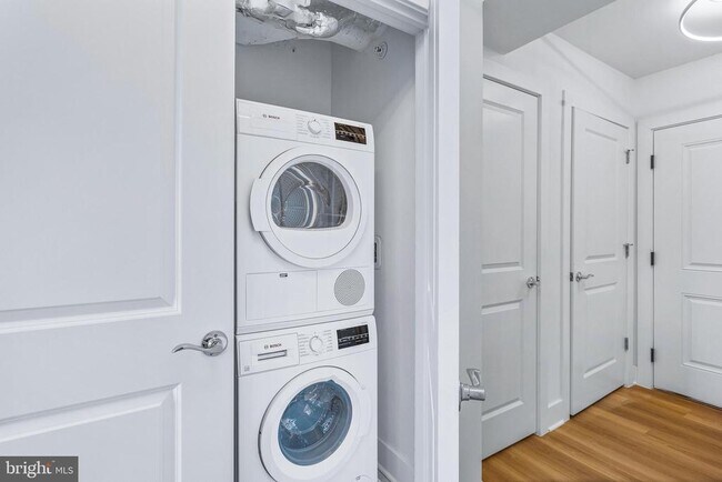 Building Photo - 701 N Henry St