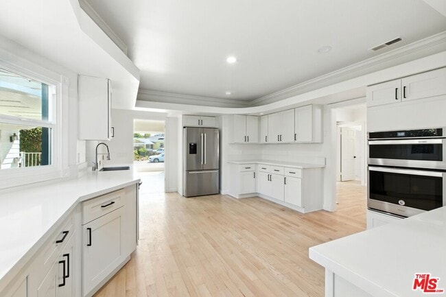 Building Photo - 4640 Laurelgrove Ave