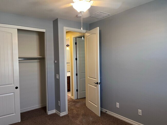 Building Photo - 1046 S Annie Ln
