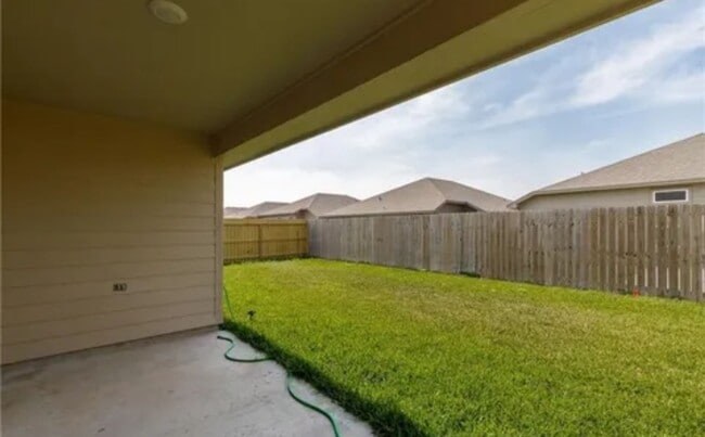 Building Photo - For Rent Half off Deposit Holiday Special