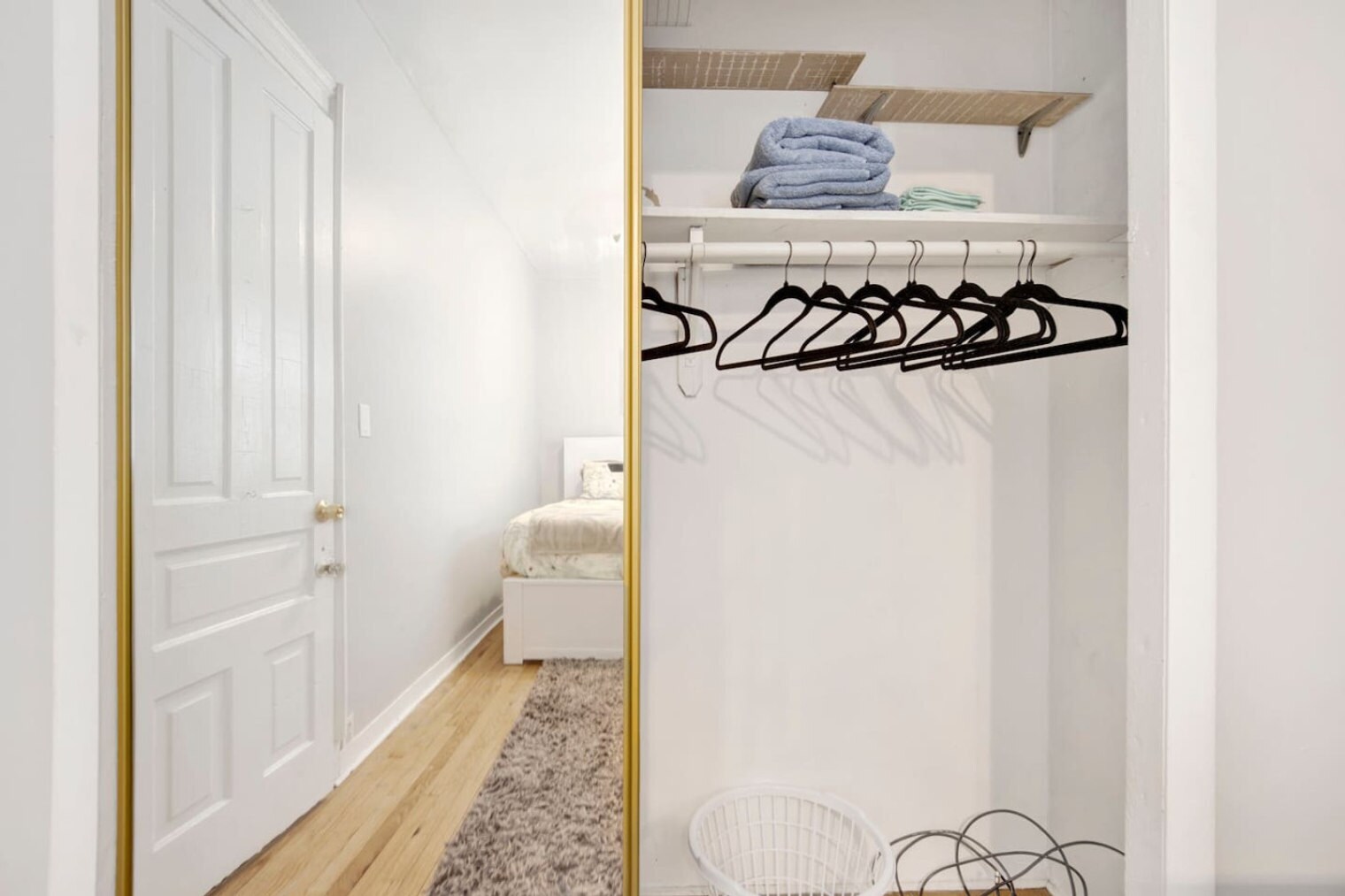 Building Photo - 1205 W Oakdale Ave