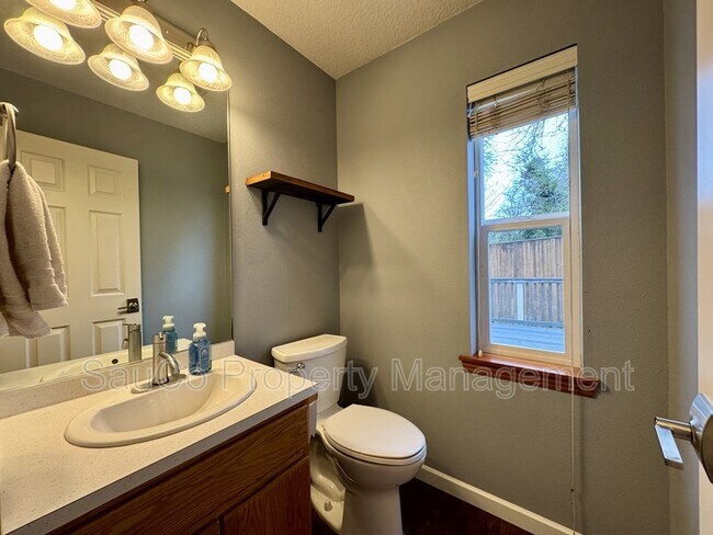 Building Photo - 741 SE Camellia Ct