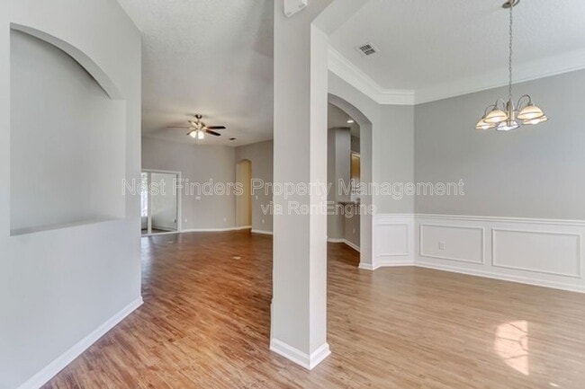 Building Photo - 1704 Dartmoor Ln