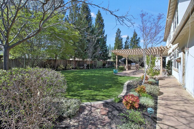 Building Photo - Beautiful 5BD/5BA Livermore Home with Huge Bonus Room and Full Downstairs Bedroom Suite!