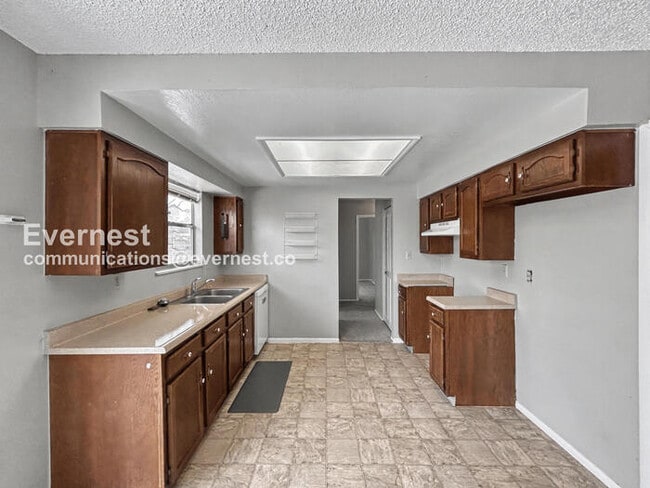 Building Photo - 3 Bed, 2 Bath Home with Fenced Yard & Garage / Available Now!