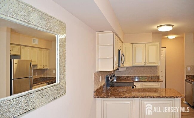Building Photo - 311 Green Hollow Dr