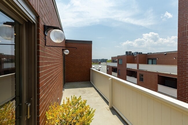 Building Photo - 20 Central St