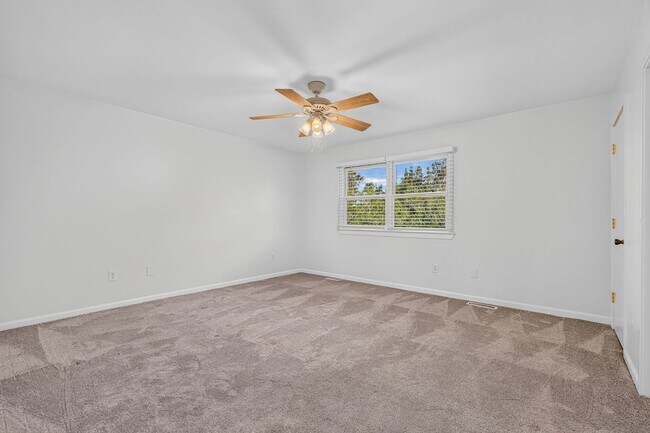Building Photo - 138 River Breeze Dr